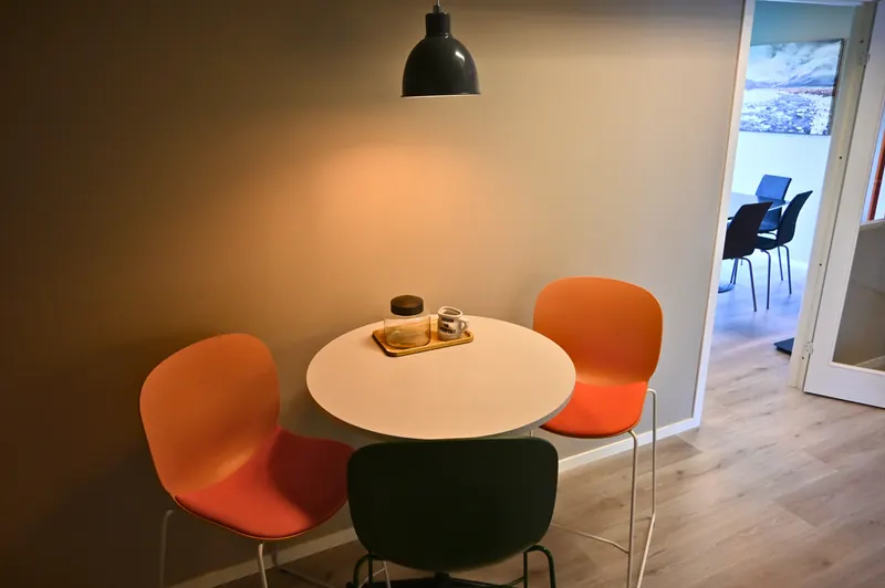 Felleskjøkken med rundt bord