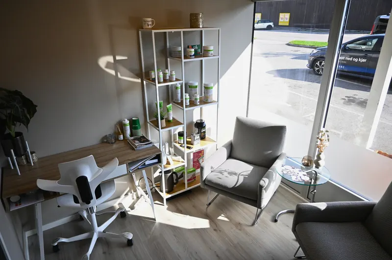 Kontor med lenestol og hyller