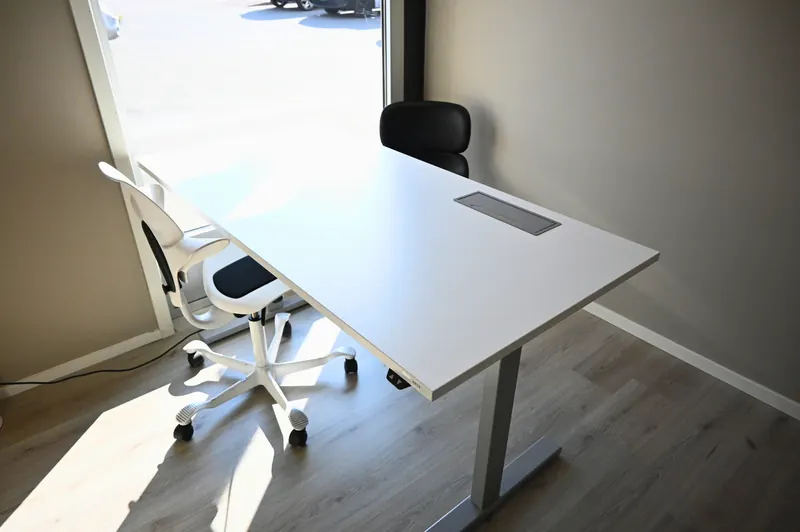 Lyst kontor ved vinduet