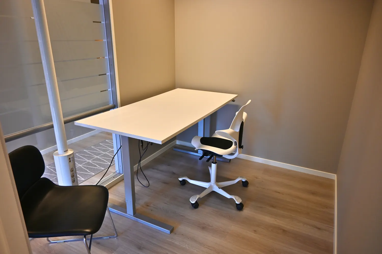 Eget kontor med hev-og-senk-pult